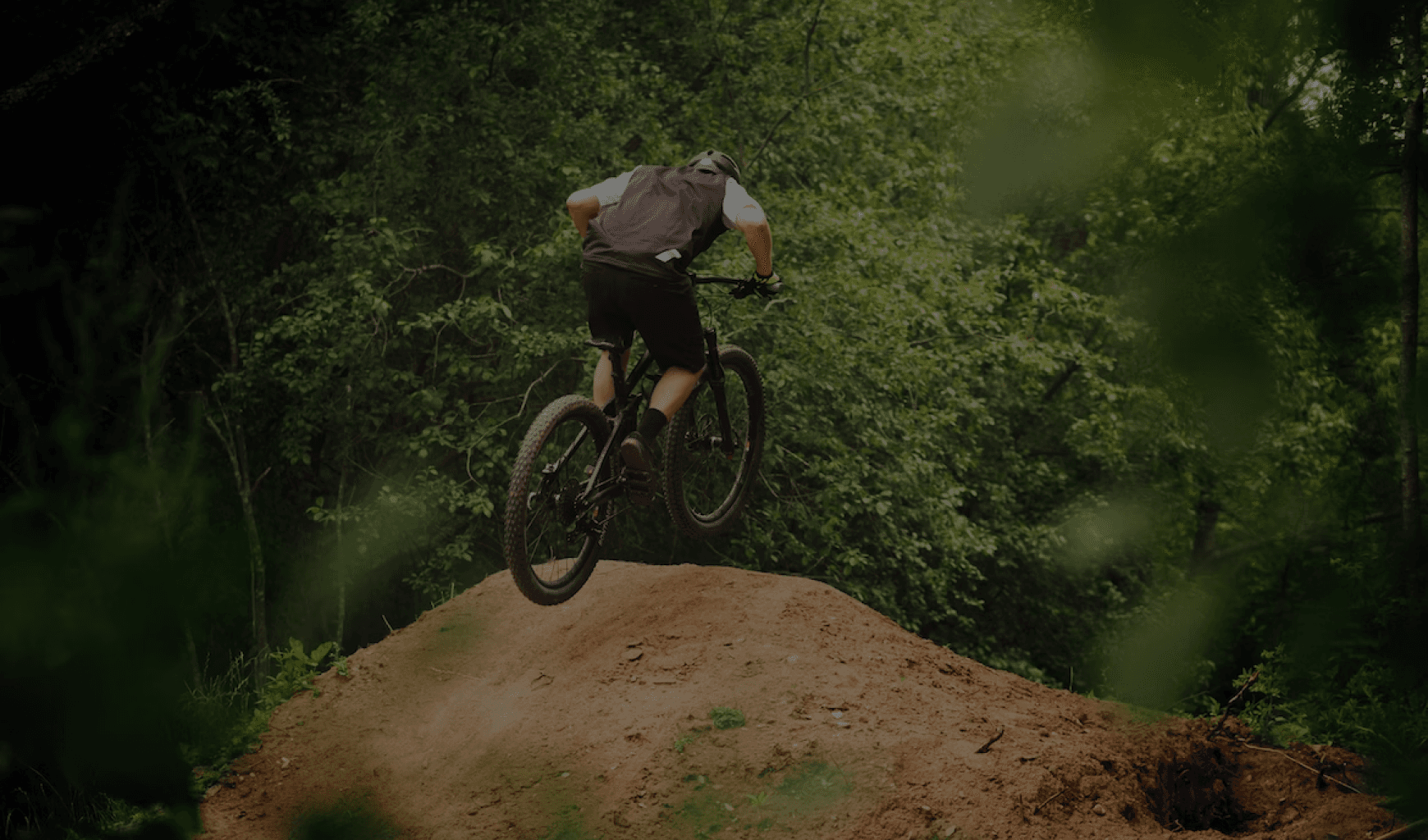 Cycliste sur un sentier de montagne